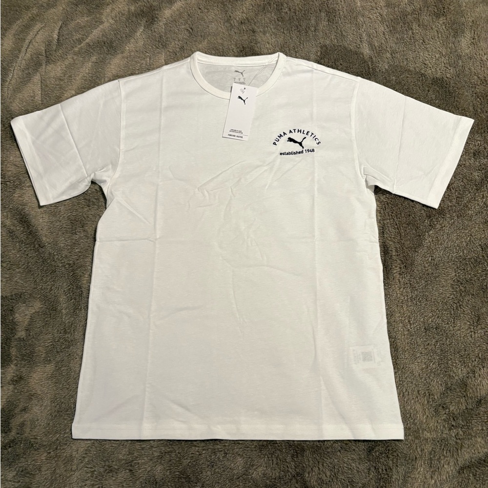 PUMA CLASS RELAXED FIT GRAPHIC T SHIRT - SMALL - WHITE